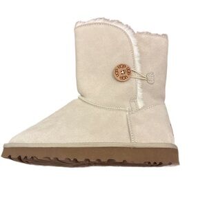 UGG NWOT Classic Bailey Button Suede Boots in Sand Size 7
